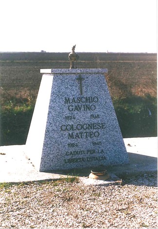 Cippo commemorativo dedicato a Gavino Maschio e Matteo Colognese, con un'iconografia in cima e paesaggio rurale sullo sfondo.
