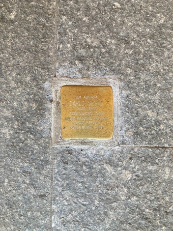 Pietra d'inciampo dedicata a Carlo Sereni, memorabile tributo alla sua vita.