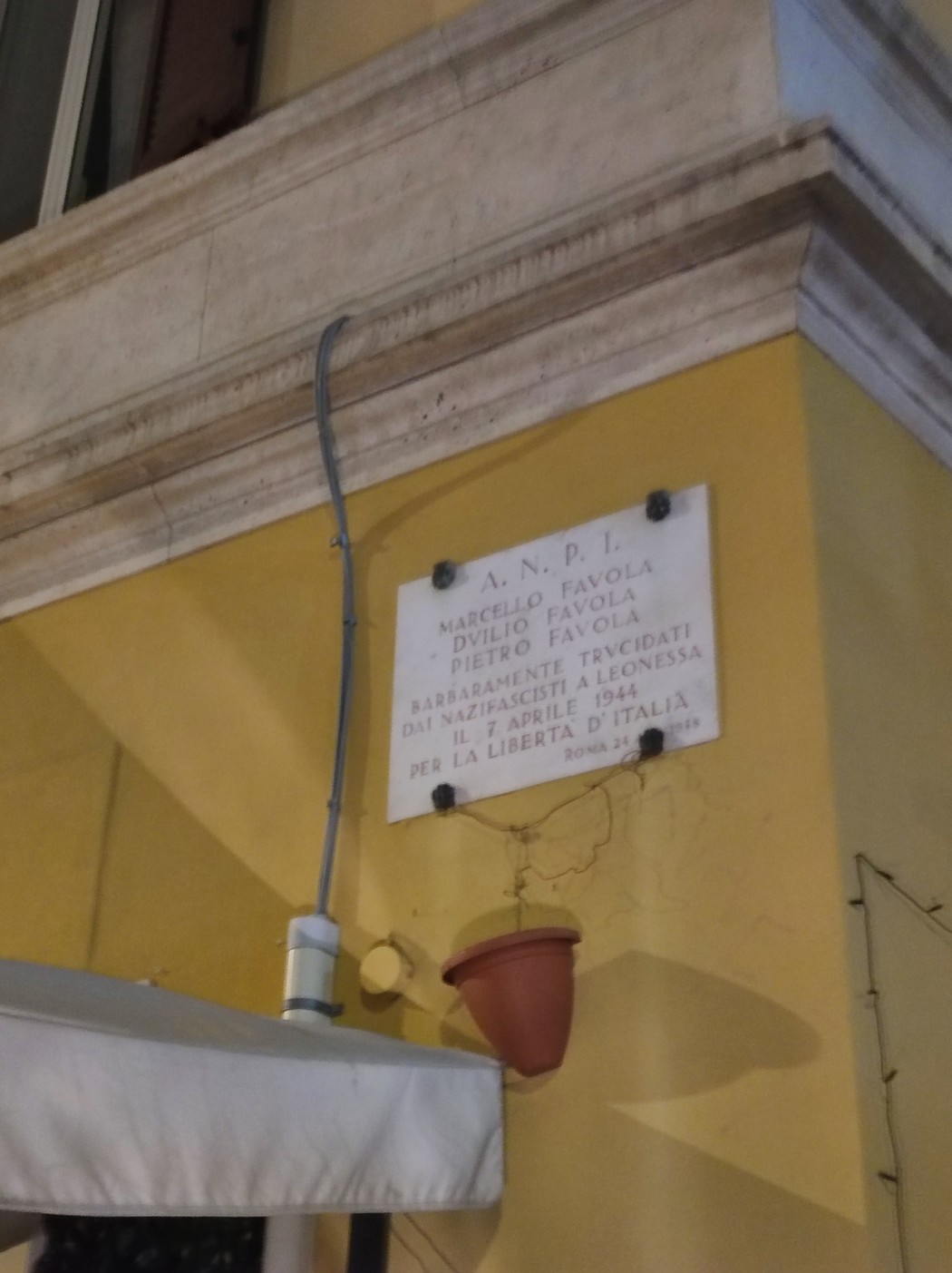 Lapide commemorativa a Marcello Favola, dedicata alla sua resistenza per la libertà in Italia.
