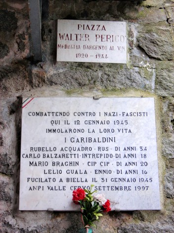 Lapide commemorativa per i Garibaldini caduti durante la Resistenza contro il nazifascismo.