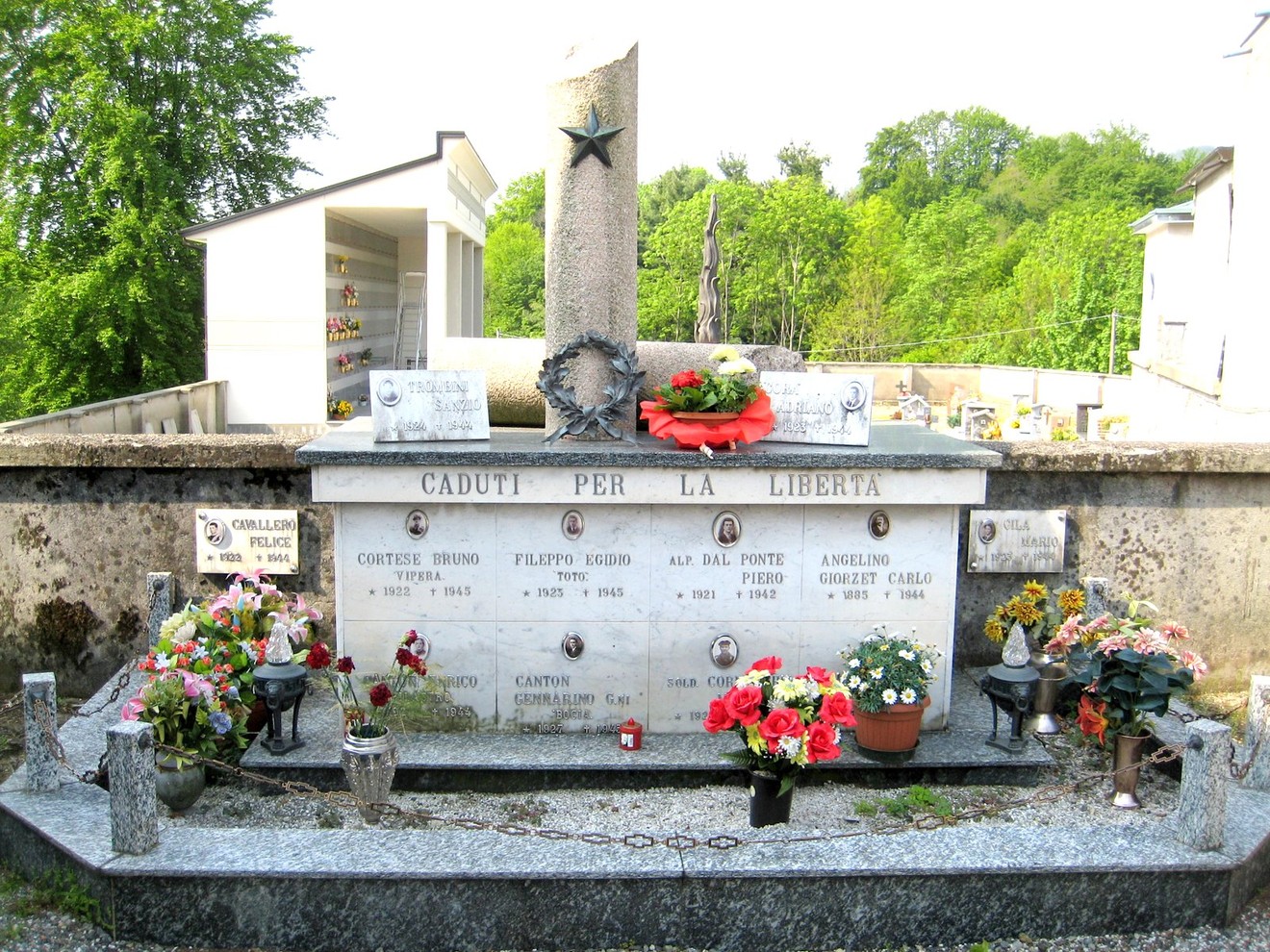 Sacrario dedicato ai caduti per la Libertà, con fiori e commemorazioni in memoria dei defunti.