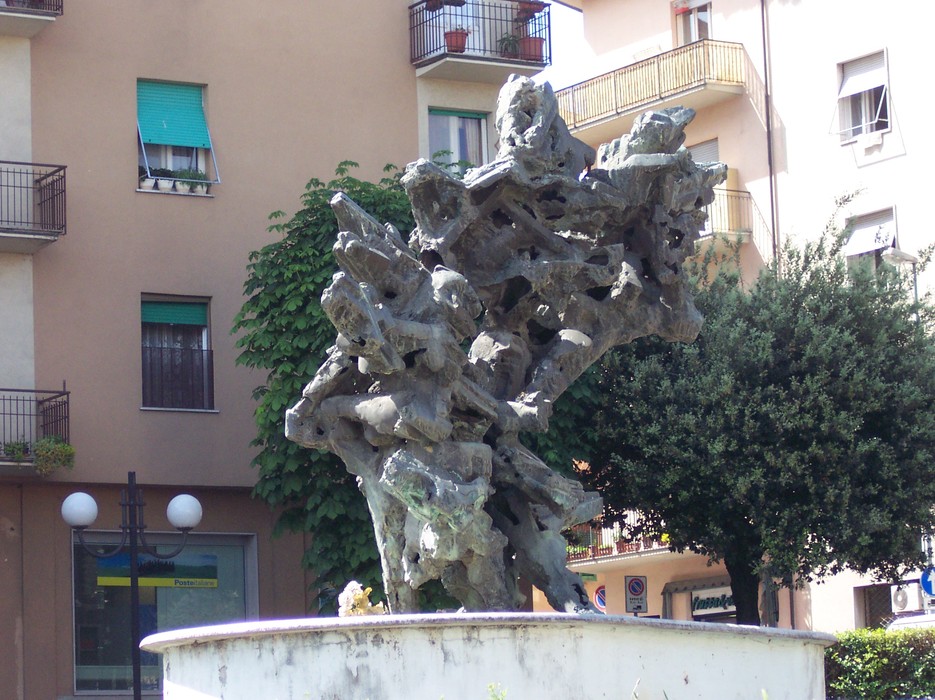 Monumento alla Resistenza, simbolo di lotta e libertà, incarna la memoria storica e i valori della resistenza.