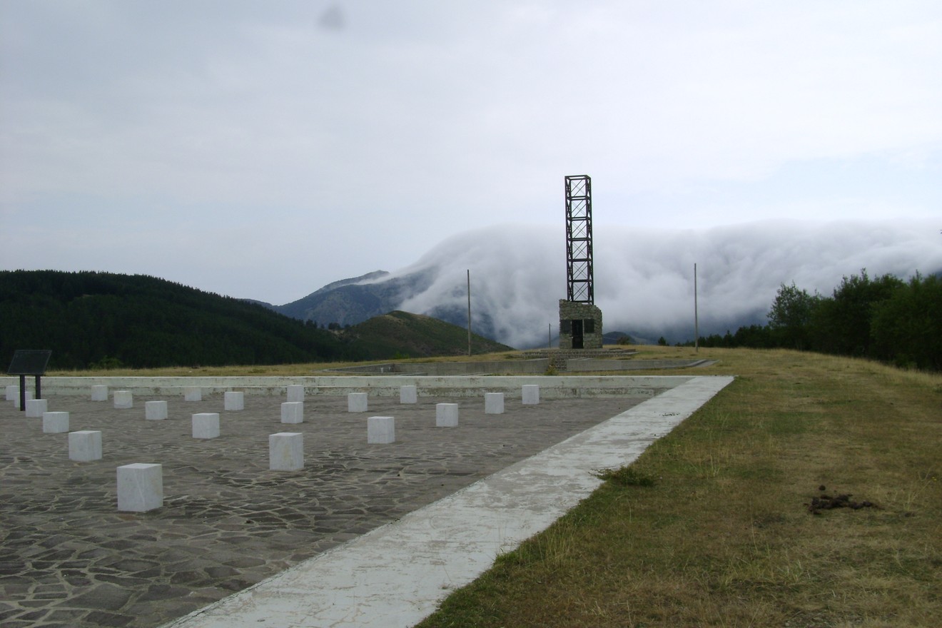 Monumento di Pace e Libertà, simbolo di memoria e rinascita situato in un paesaggio montano suggestivo.