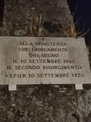 Lapide commemorativa della battaglia di Porta San Paolo, simbolo di resistenza e risorgimento.