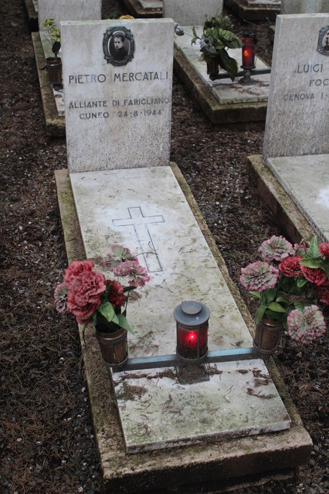 Tombe perpetue decorate con fiori commemorativi, in memoria dei caduti per la Libertà.