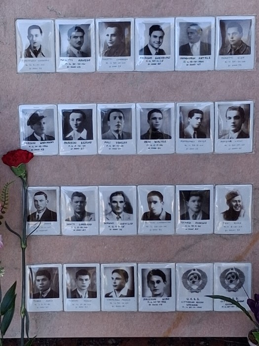 Fotografia del "Sacrario dei Partigiani", commemorazione con ritratti di eroi resistenti in onore della loro memoria.