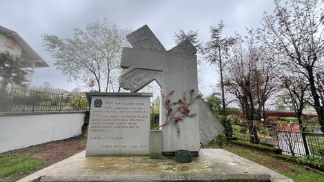 Monumento ai partigiani di Torre Maina, commemorazione in un contesto verde e tranquillo.