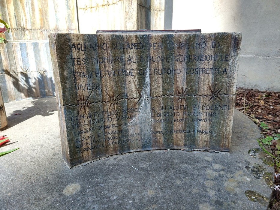 Monumento ai deportati, commemorazione delle vittime, un messaggio di memoria e riflessione per le generazioni future.