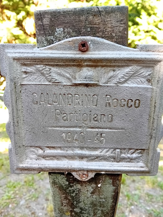 Targa commemorativa di Rocco Calandrino, partigiano, al Parco della Rimembranza, con decorazioni rurali.