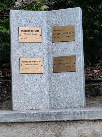 Targa commemorativa al Parco della Rimembranza, dedicata a partigiani e vittime della Resistenza.