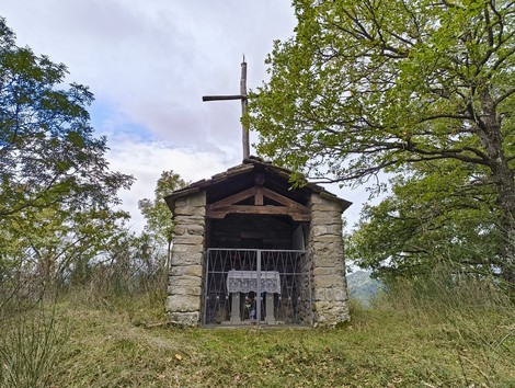 Cappellina storica, simbolo di rifugio e speranza durante i bombardamenti di Firenzuola.