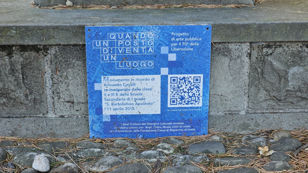 Monumento a Cavalli, opera di Armando Cavalli, commemorativo sulla liberazione, inserito in un contesto urbano.