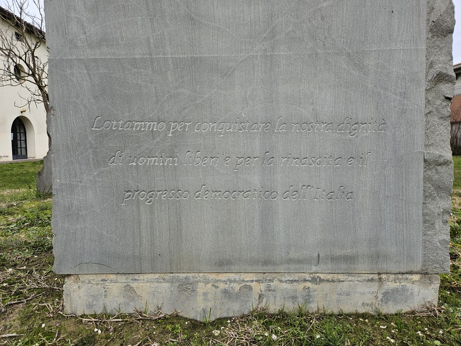 Monumento ai Partigiani, commemorativo per la lotta per la libertà e la dignità in Italia.