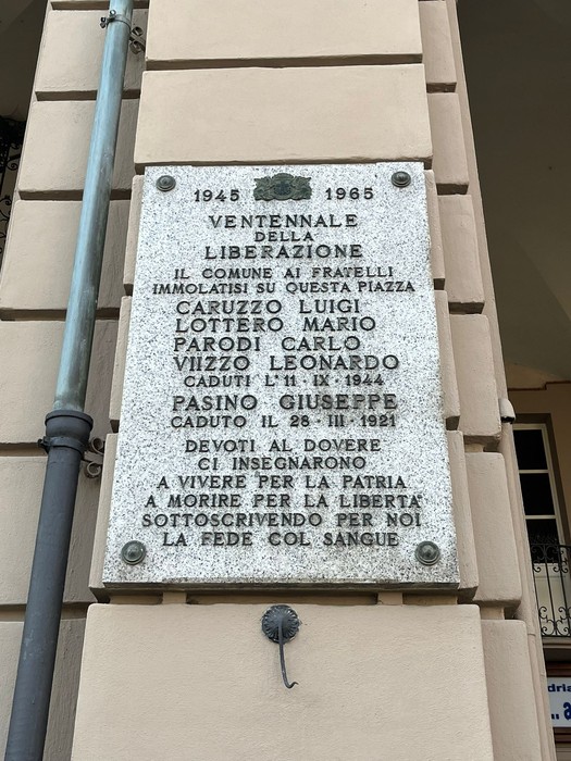 Lapide commemorativa per il ventennale della Liberazione, con nomi di caduti e annata 1945-1965.
