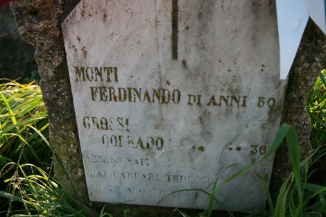 Cippo commemorativo di Ferdinando Monti, in memoria di un tragico evento storico.