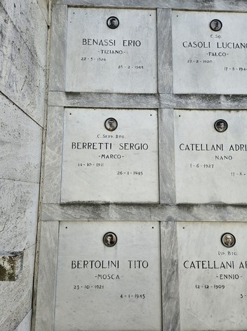 Monumento ai Caduti Partigiani con targhe commemorative di diversi combattenti e date significative.