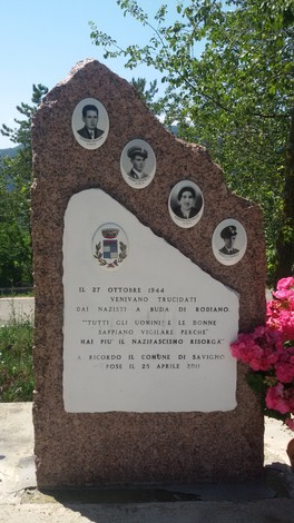 Cippo commemorativo ai caduti di Rodiano con fotografie e iscrizioni in memoria delle vittime della guerra.