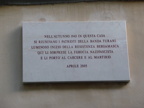 Lapide commemorativa dedicata alla Banda Turani, simbolo della resistenza bergamasca contro il nazifascismo.