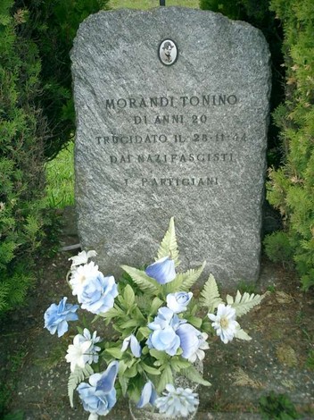 Cippo commemorativo di Morandi Tomino, con fiori, dedicato alle vittime del fascismo.