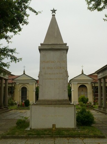 Monumento ai Caduti di San Martino, commemorazione dei caduti in guerra, circondato da alberi e architettura storica.