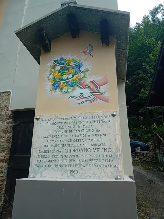 Lapide commemorativa dedicata alla 106° Brigata Giordano Velino, in onore della liberazione e dell'unità d'Italia.
