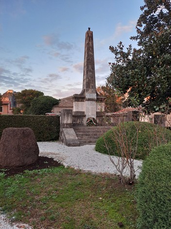 Monumento ai caduti di Vecchiano, dedicato alla memoria dei soldati e simbolo di commemorazione locale.