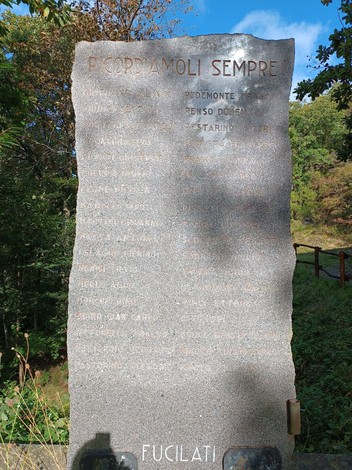 Memoriale dedicato ai caduti della Benedicta, un luogo di memoria e riflessione storica.