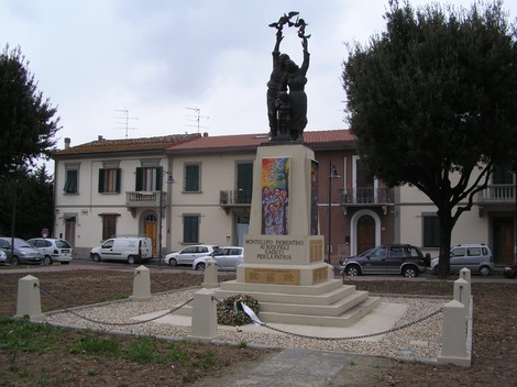 Monumento ai caduti, simbolo di memoria e onore per coloro che hanno sacrificato la vita per la patria.