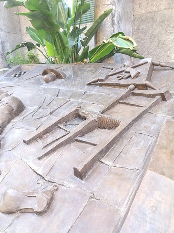 Monumento commemorativo che ricorda le vittime del tribunale di guerra nazista, con elementi in bronzo.
