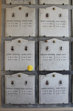 Sacrario dei partigiani fiorentini: commemorazione dei caduti con lapidi e foto in onore dei resistenti.