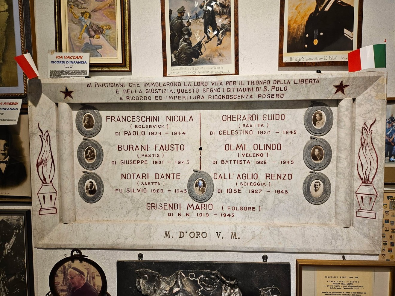 Lapide commemorativa dedicata ai caduti di San Polo, con nomi e date di personaggi onorati per il loro sacrificio.