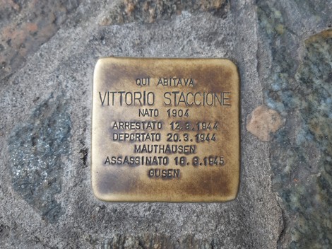 Pietra d'inciampo commemorativa di Vittorio Staccione, con informazioni sulla sua vita e persecuzione.