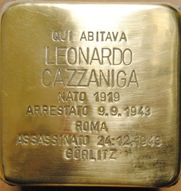 Pietra d'inciampo in ottone incastonata nella pavimentazione, con iscrizione dedicata a Leonardo Cazzaniga.