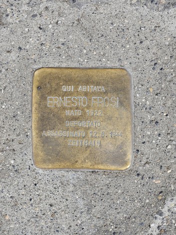 Pietra d'inciampo dedicata a Ernesto Frosi, commemorando la sua deportazione e morte nel 1944.