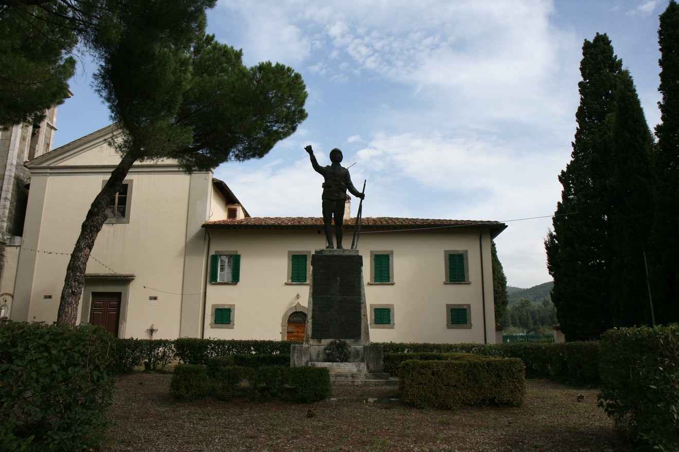Monumento di Vitiano, una statua che celebra la storia locale, immersa in un contesto naturalistico e architettonico.