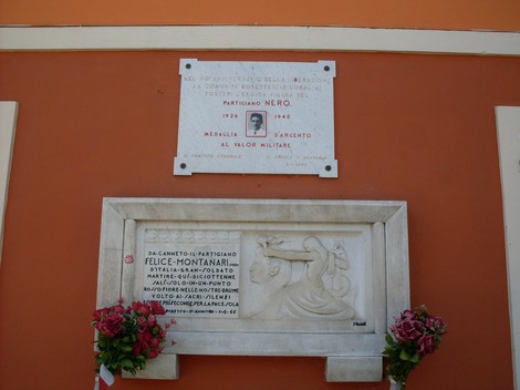 Lapidi commemorative dei partigiani, dedicate a Felice Montanari e al partigiano Nero, in onore del valor militare.
