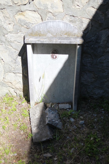Vecchi sepolcri nel cimitero di San Martino, con dettagli architettonici e un'atmosfera di quiete.