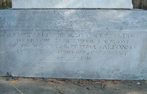 Cippo commemorativo dedicato ai fratelli Bacci, caduti nella Prima Guerra Mondiale.