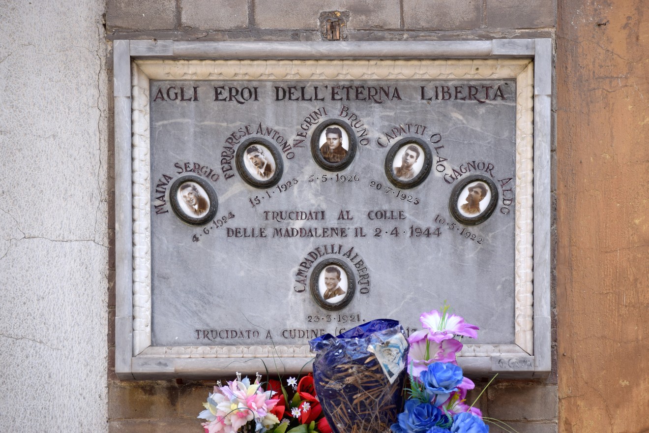 Lapide commemorativa dedicata ai partigiani di Borgo Vittoria, con immagini e nomi dei caduti.