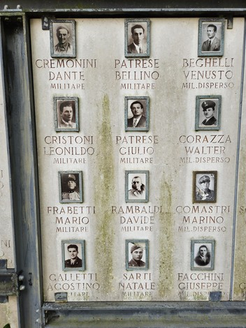 Lapidi commemorative con foto di caduti della seconda guerra mondiale e nomi incisi in memoria dei militari.
