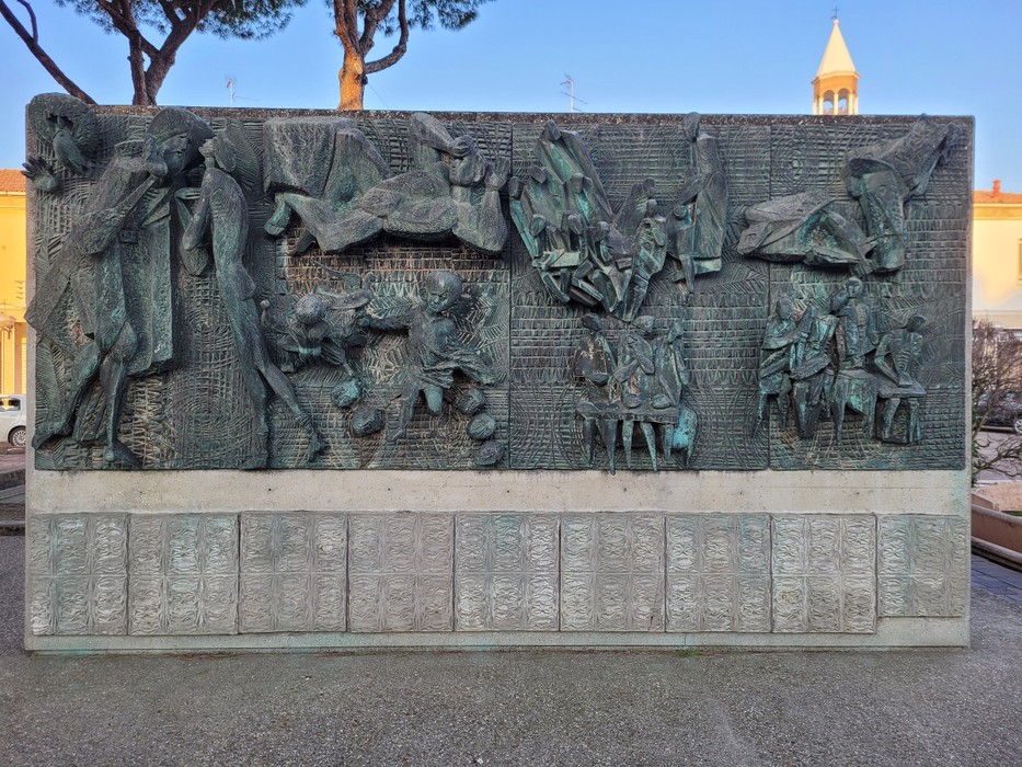Monumento alla Resistenza: scultura commemorativa che celebra il coraggio e il sacrificio durante la lotta per la libertà.