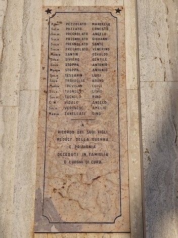 Lapidi commemorative ai caduti di Porto Tolle, con nomi incisi in memoria degli eroi.