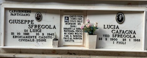 Sepolcro di Sfregola, con epigrafi commemorative dedicate a Giuseppe e Lucia, decorato con fiori e immagini.