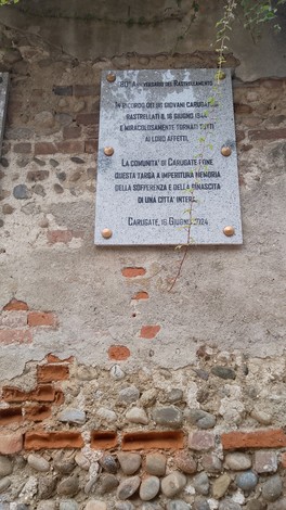 Lapidi commemorative che ricordano gli eventi storici di Carugate e la sofferenza della comunità.