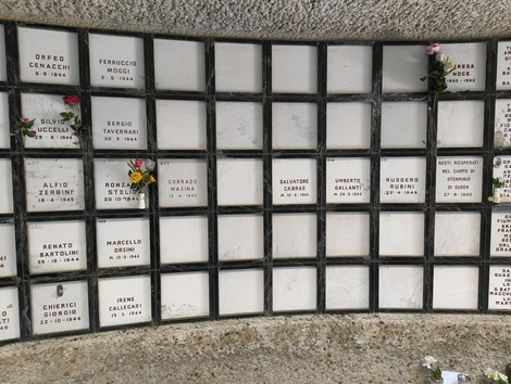 Monumento Ossario dedicato ai caduti partigiani con lapidi e fiori. Commemorazione della Resistenza.