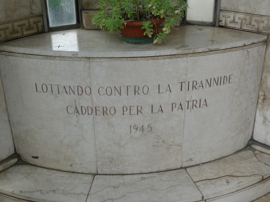 Sacrario ai caduti partigiani, commemorazione in marmo con iscrizioni e pianta decorativa.