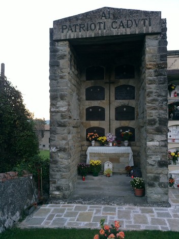 Sacrario dedicato ai partigiani di Vezzano, commemorazione dei patrioti caduti durante la resistenza.