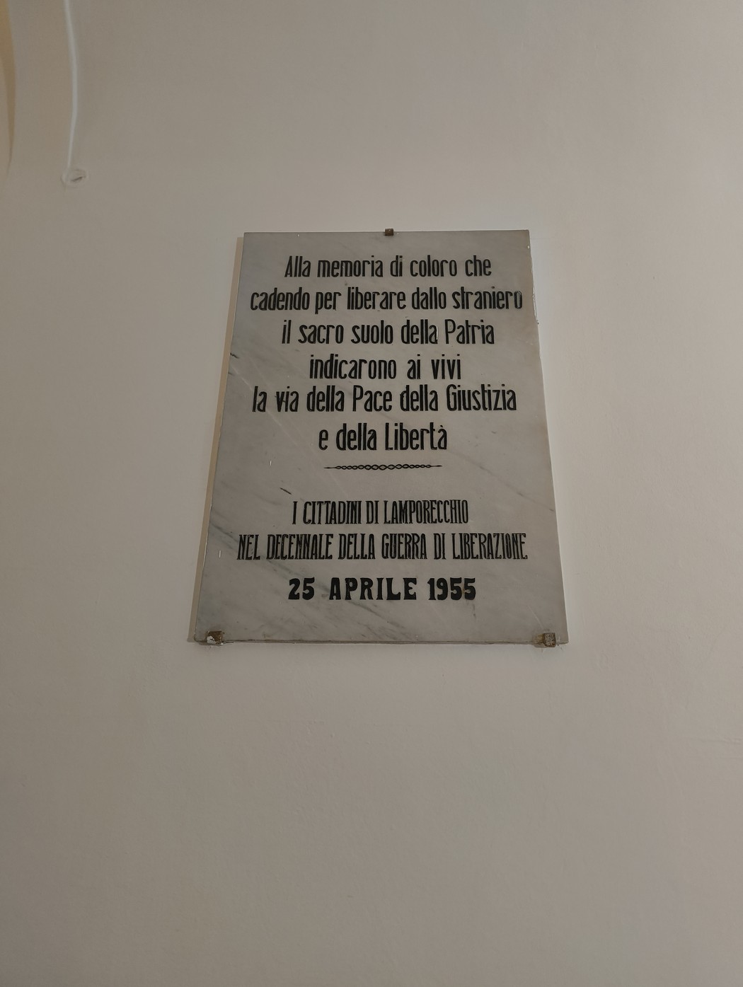 Lapide commemorativa per il decennale della liberazione, dedicata ai caduti per la libertà. 25 aprile 1955.