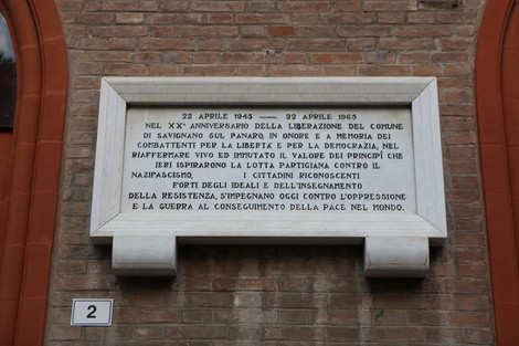 Lapide commemorativa del ventennale della liberazione, con riferimento alla Resistenza contro il nazifascismo.