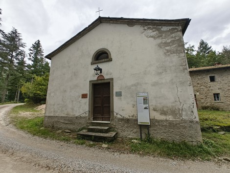 Oratorio di Vallucciole: piccola chiesa immersa nella natura, caratterizzata da una semplice facciata in pietra.